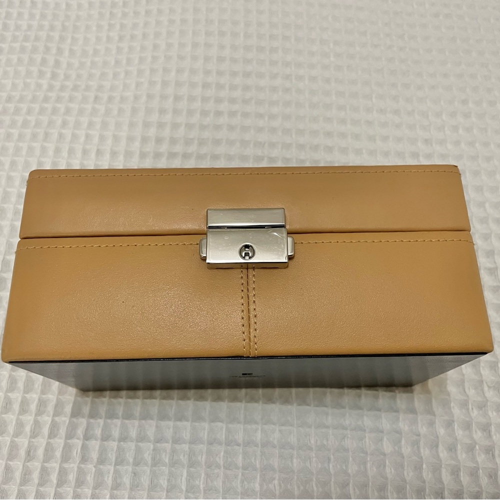 COPY - Lockable watch case for 4 watches